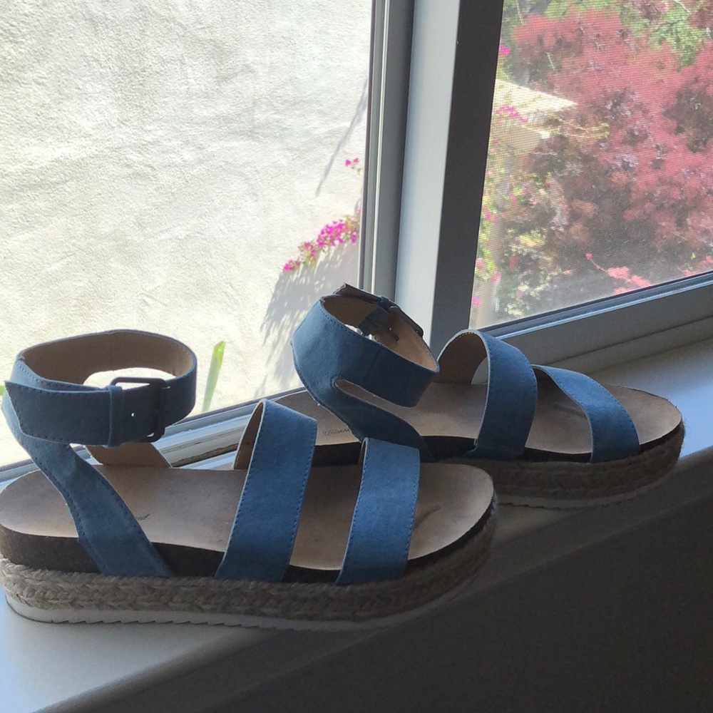 Universal Thread blue platform sandals🧚🏼‍♀️